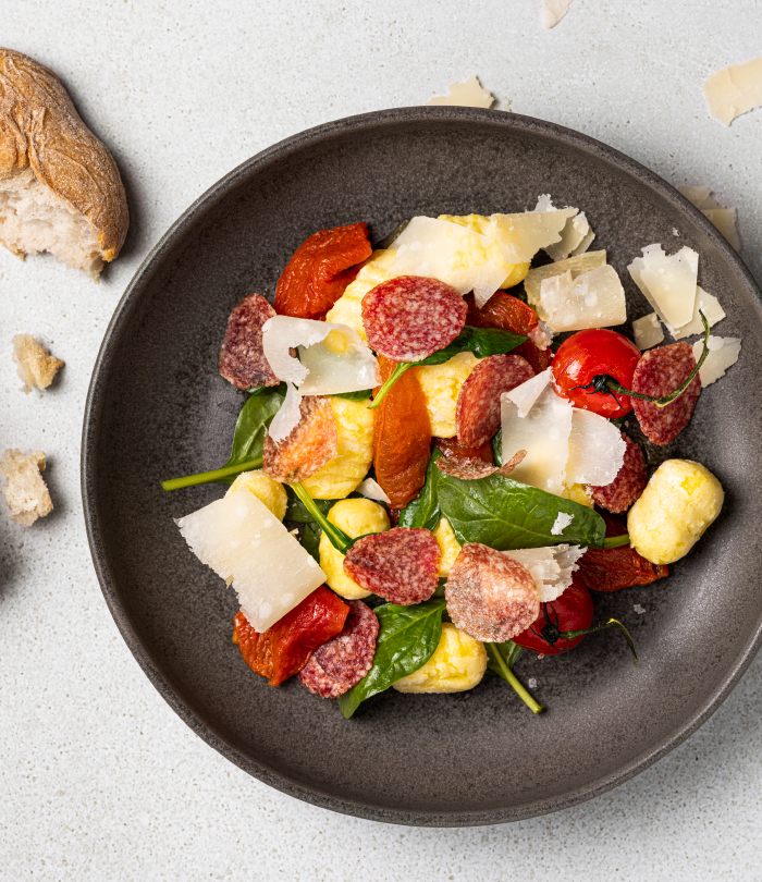 Jäger Salami mit Spinatgnocchi und Ofentomaten