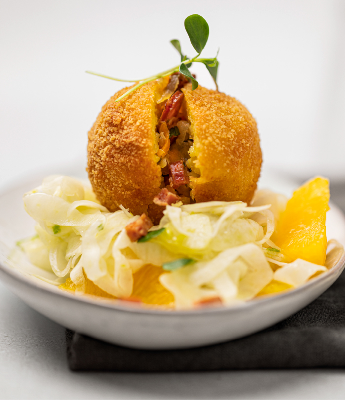 Cabanossi mit Arancini, Safran und Fenchel-Orangensalat