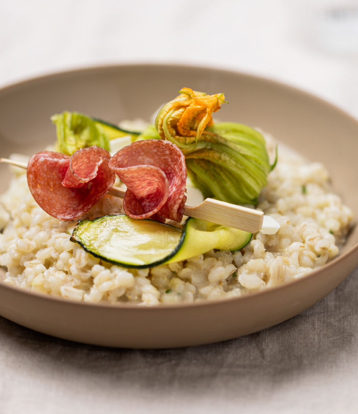 Haus Salami mit Orzotto, Zucchini Und Feta
