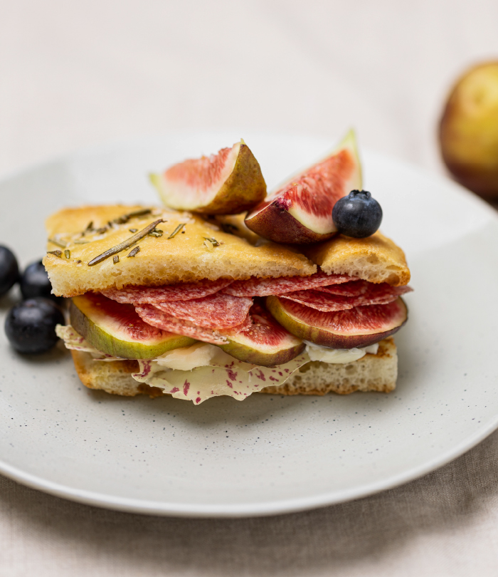 Jäger Salami mit Focaccia, Gorgonzola, Honig Und Feigen