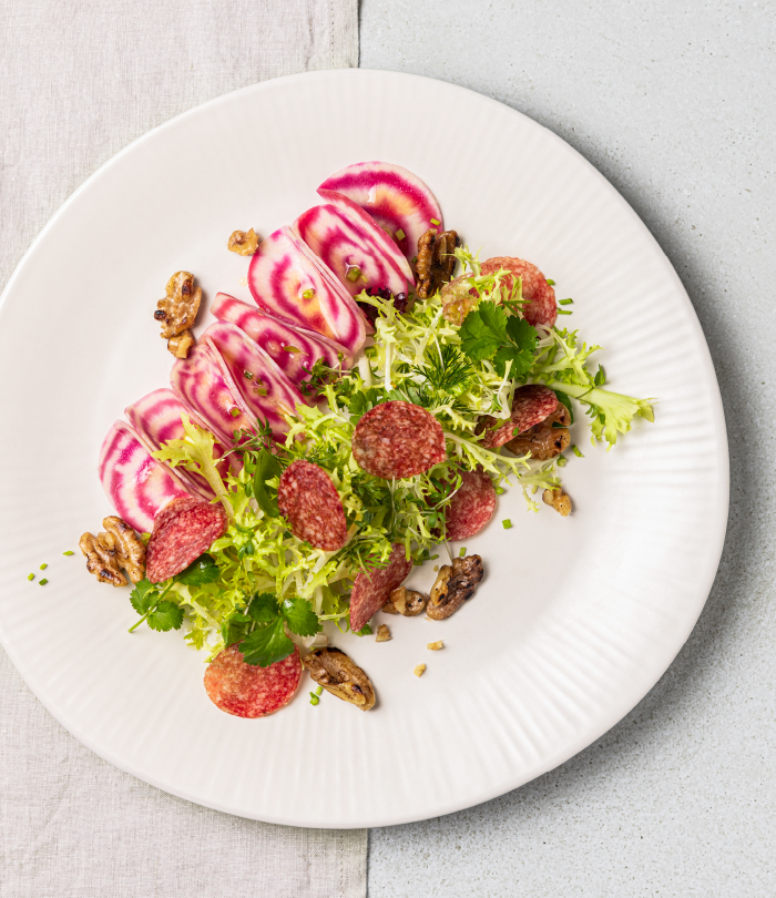 Jäger Salami mit Chioggia-Rüben und Kräutersalat
