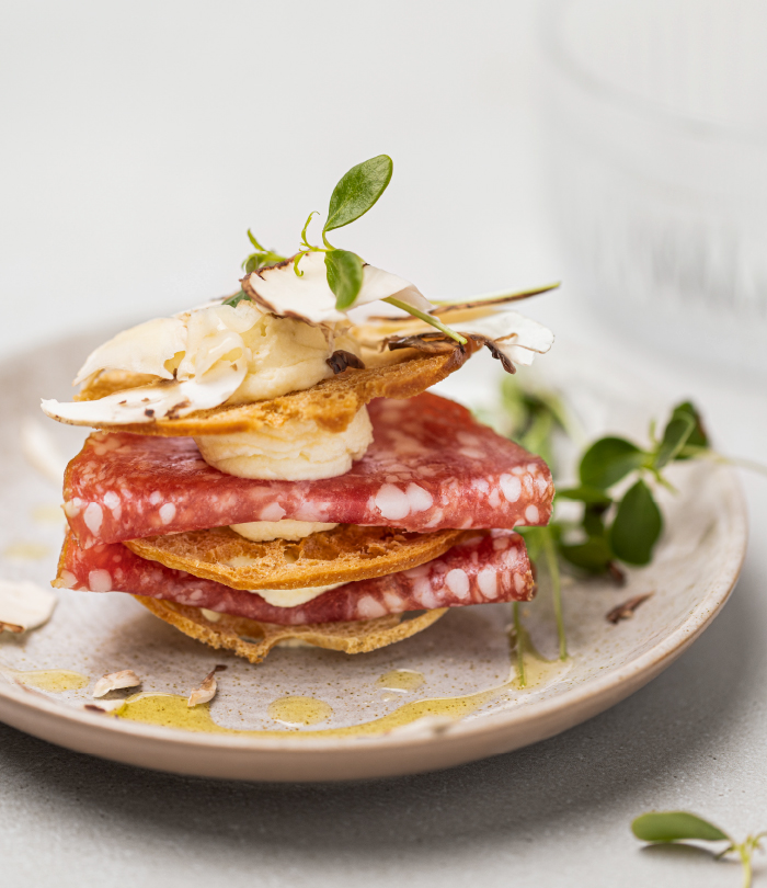 Salami nach Mailänder Art, Parmesancreme, Brotchips und Champignons